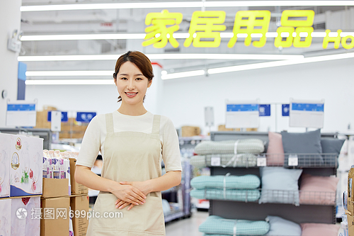 家居生活的美學(xué)向?qū)?家居用品區(qū)女導(dǎo)購的溫情與專業(yè)
